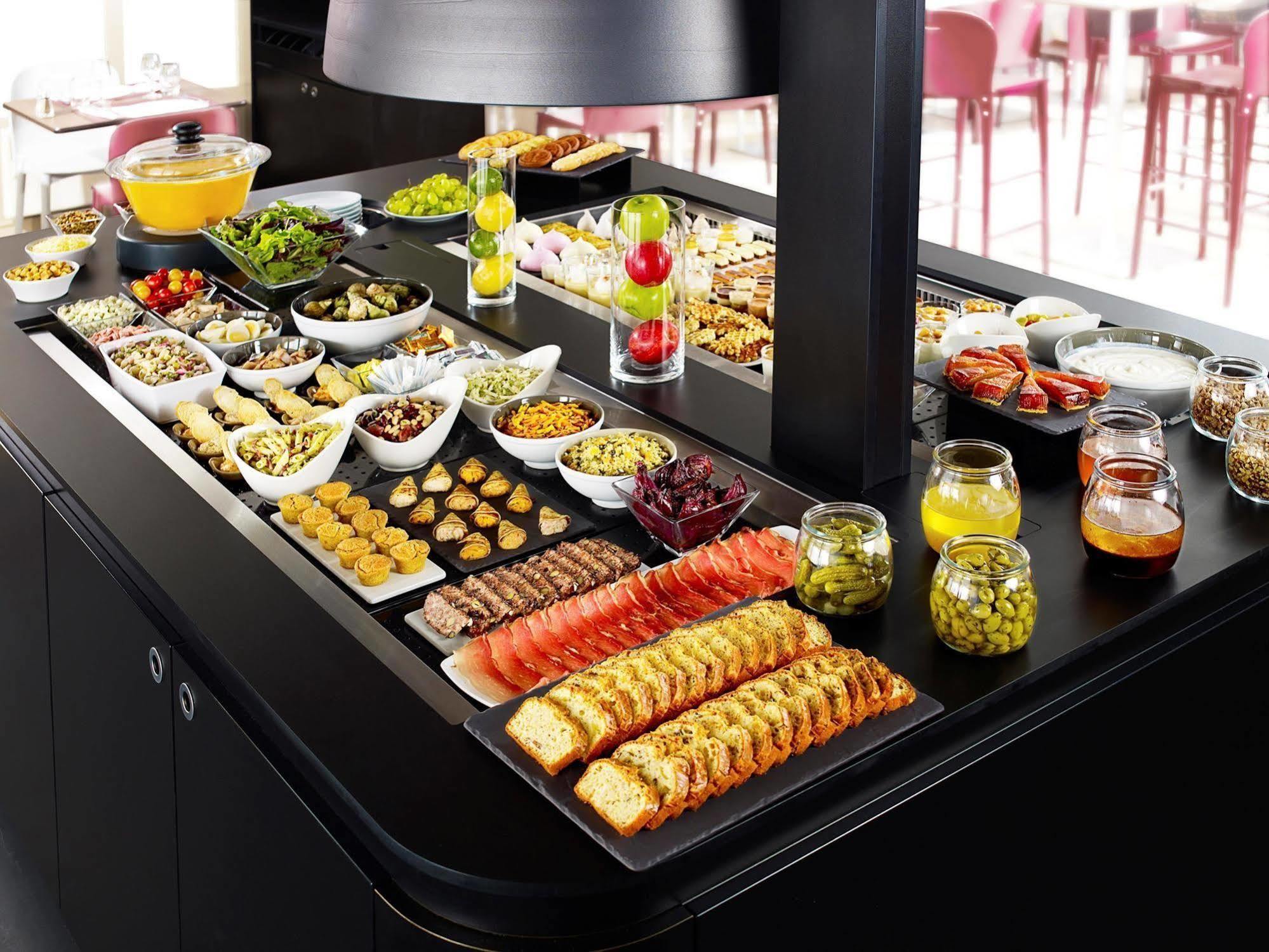 Campanile Livry-Gargan Hotell Restaurang bild